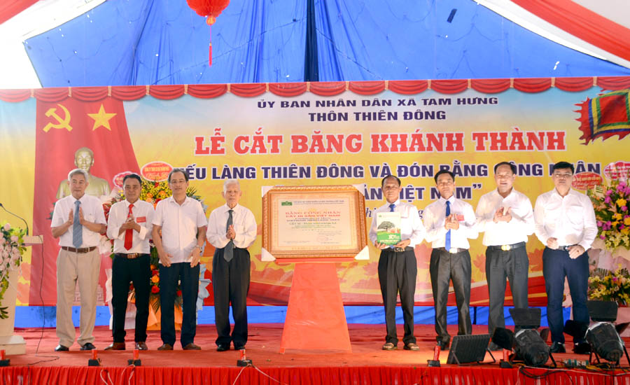 Cây[-]Si[-]cổ[-]thụ[-]hơn[-]250[-]tuổi[-]ở[-]Hà[-]Nội[-]được[-]vinh[-]danh[-]là[-]Cây[-]Di[-]sản[-]Việt[-]Nam